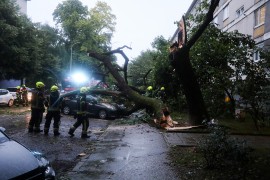 Drvo palo na auto u Zagrebu i zarobilo ženu (FOTO)