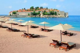 Ležaljke i suncobrani na crnogorskom primorju od 20 do 180 evra
