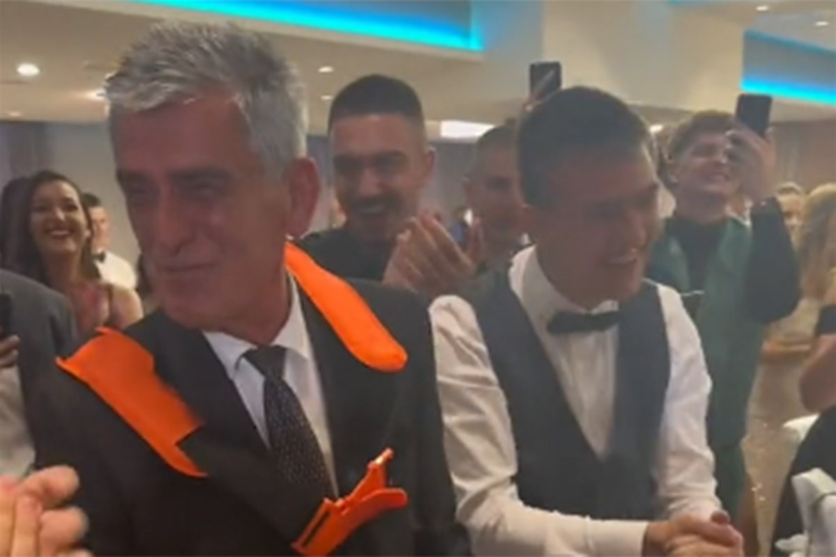 Maturanti iz Ljubuškog razredniku poklonili trimer (VIDEO)