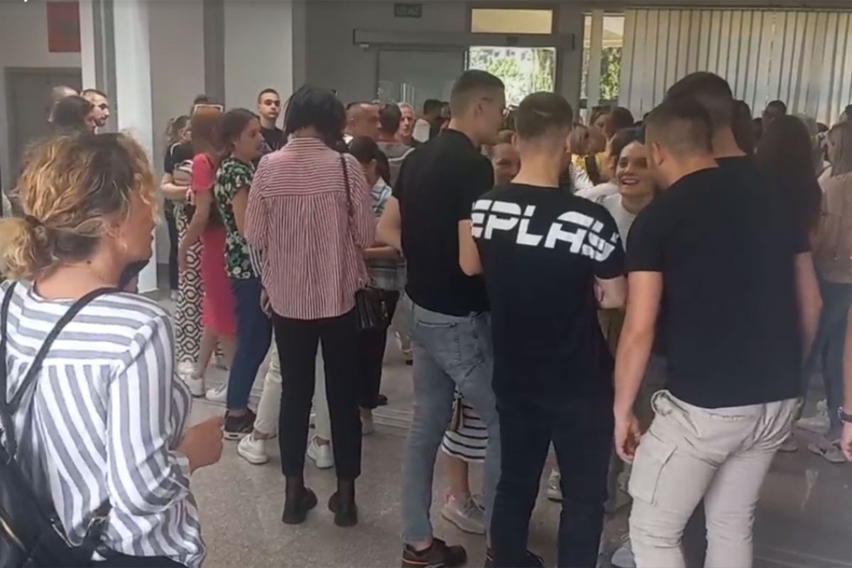 Učenici i roditelji protestuju, traže objašnjenje za nule na ispitu
