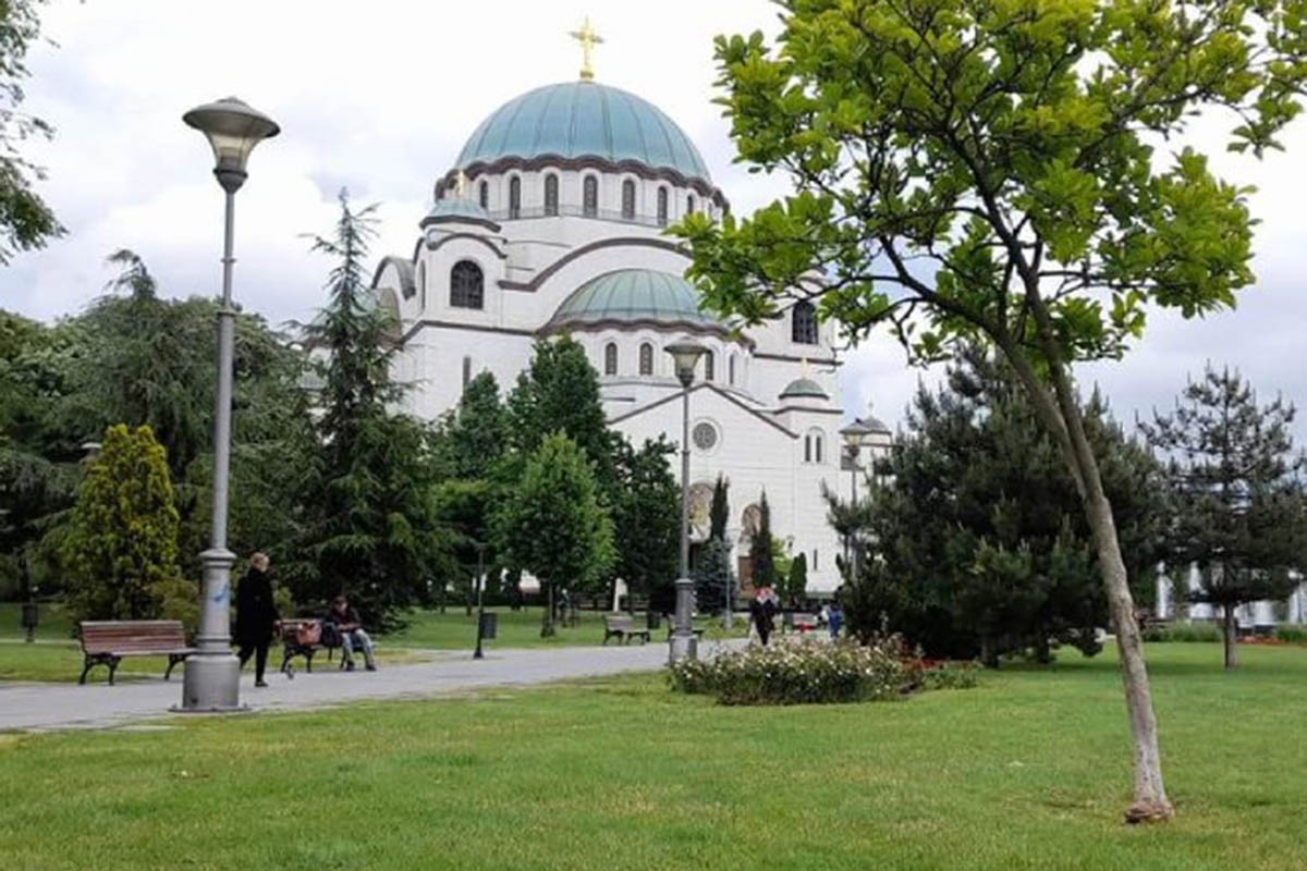 Veliki broj vjernika u redu čeka da se pokloni moštima vladike Nikolaja (VIDEO)
