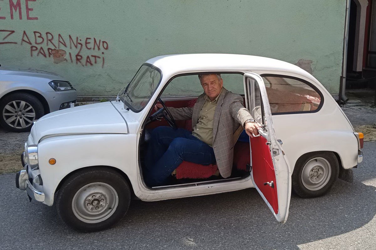 Profesor svojim "fićom" posvuda plijeni pažnju