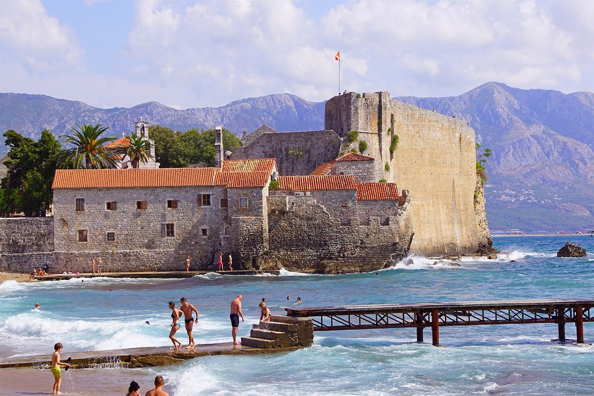Plaže u Crnoj Gori se polako pune, pogledajte kakve vas cijene očekuju