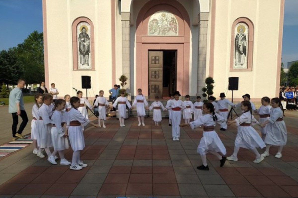 "Beli anđeo" ugostio folkloraše iz Šamca, Teslića i Stanara