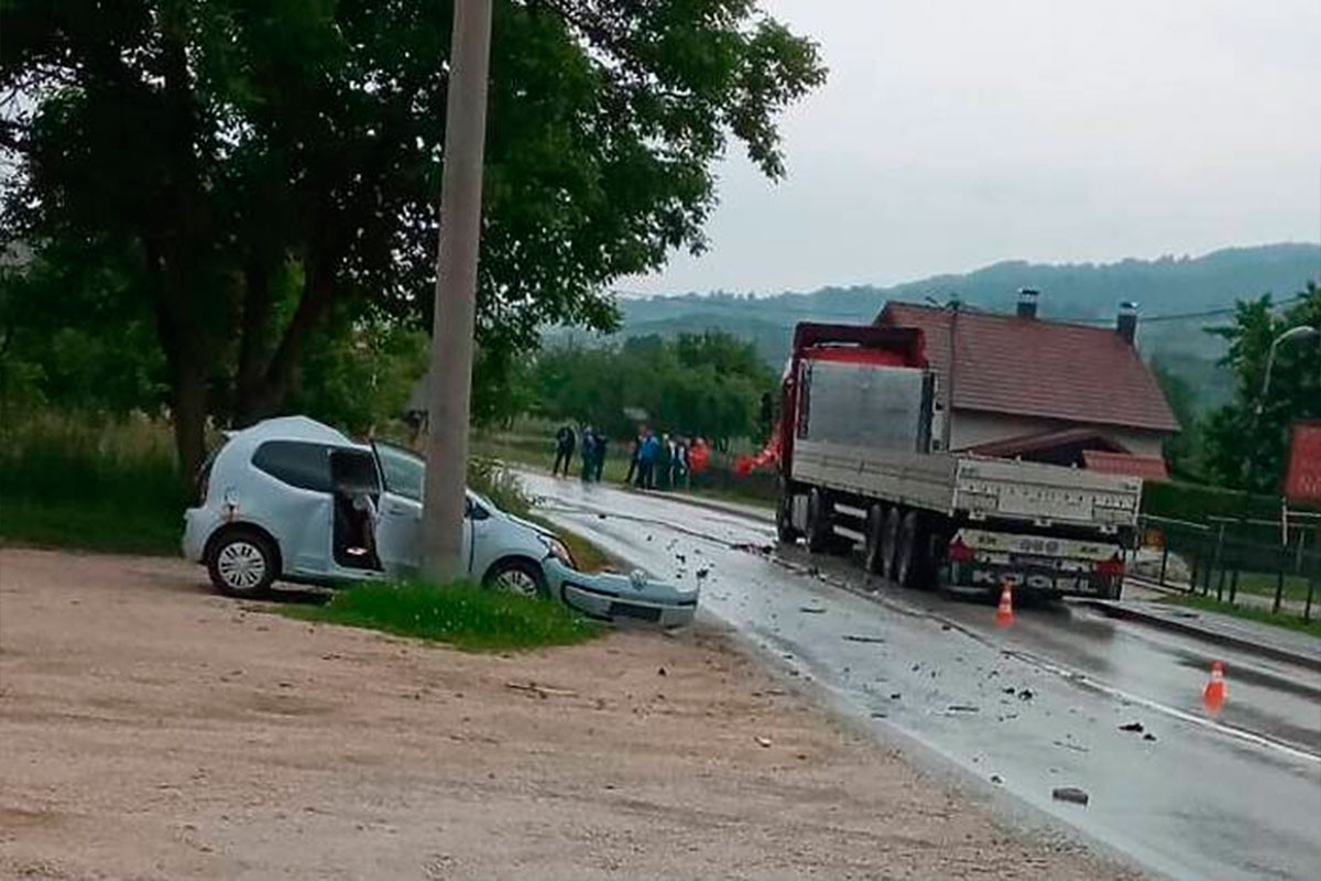 Težak sudar kamiona i automobila kod Busovače, jedna osoba stradala
