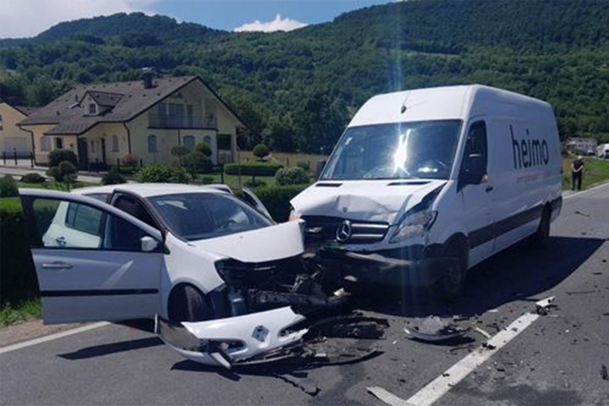 Sudar dva mercedesa i golfa kod Maglaja