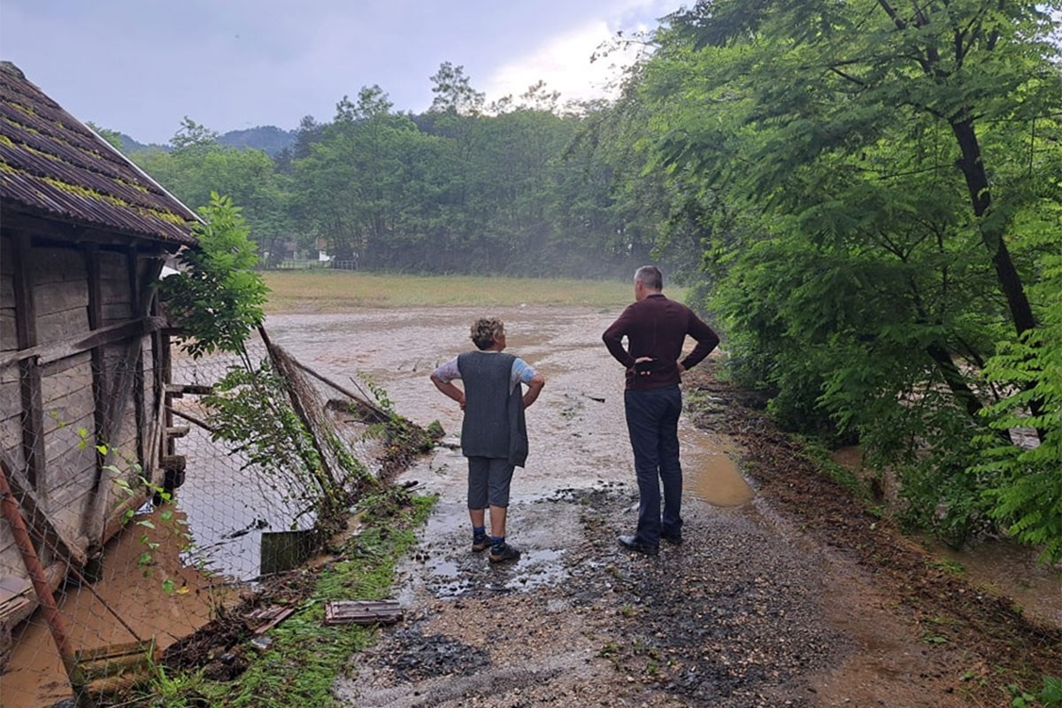Bujica poplavila domaćinstva u Tesliću, stradala stoka (FOTO)