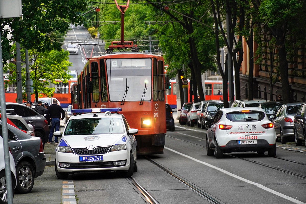 Automobil udario u banderu u Beogradu, jedna osoba teško povrijeđena