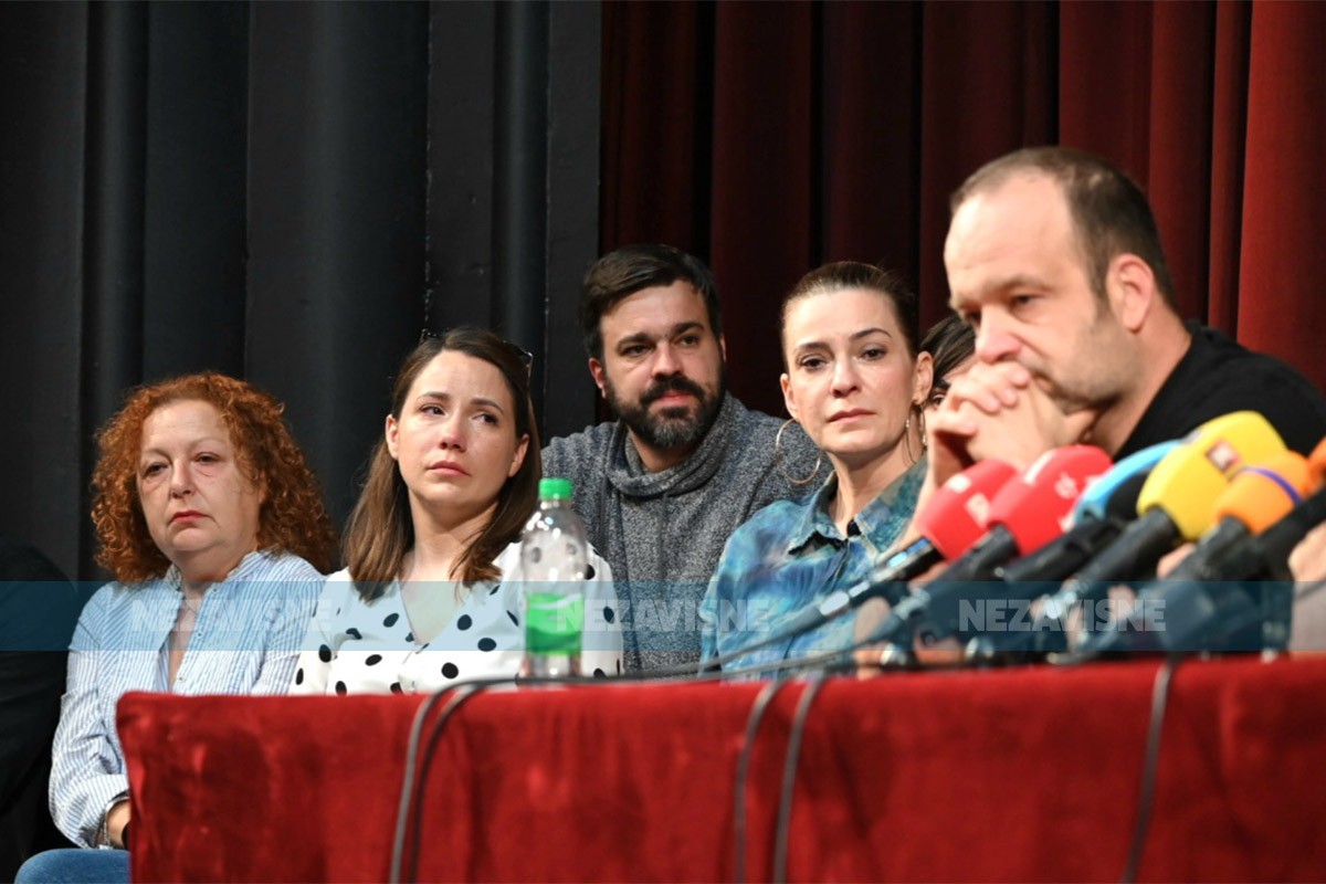 Glumci Narodnog pozorišta RS i Grbićeva kroz suze demantovali natpise o njima (FOTO, VIDEO)