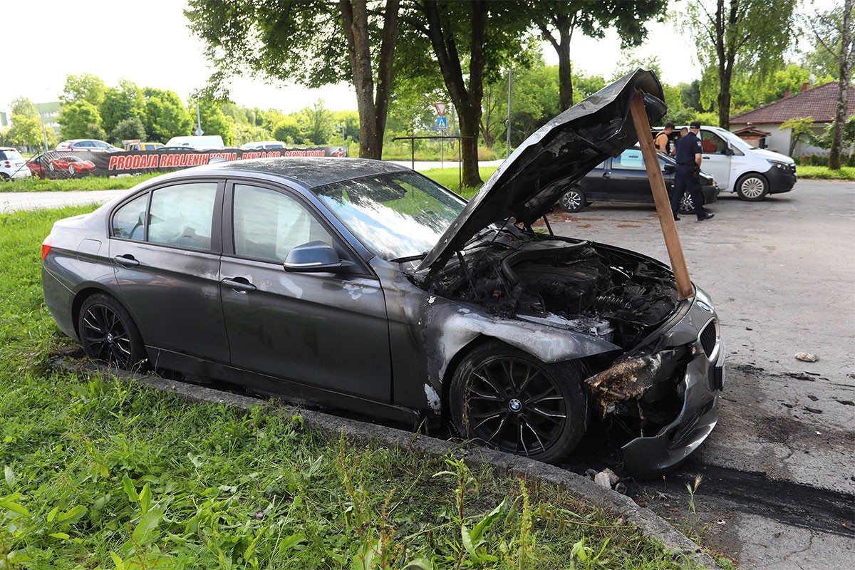 Planuo BMW policajca, pronađeni kanisteri