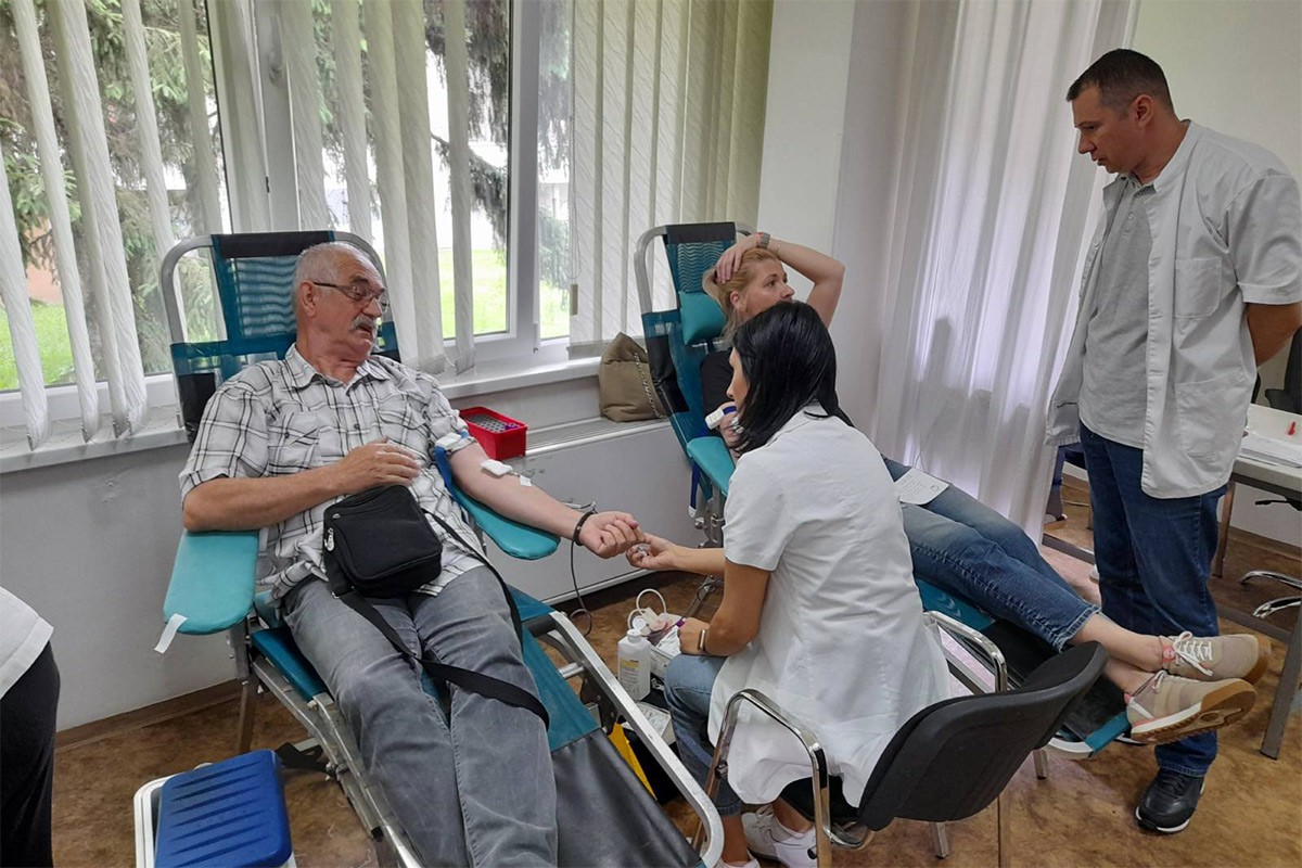Medicinari i vojnici darivali krv