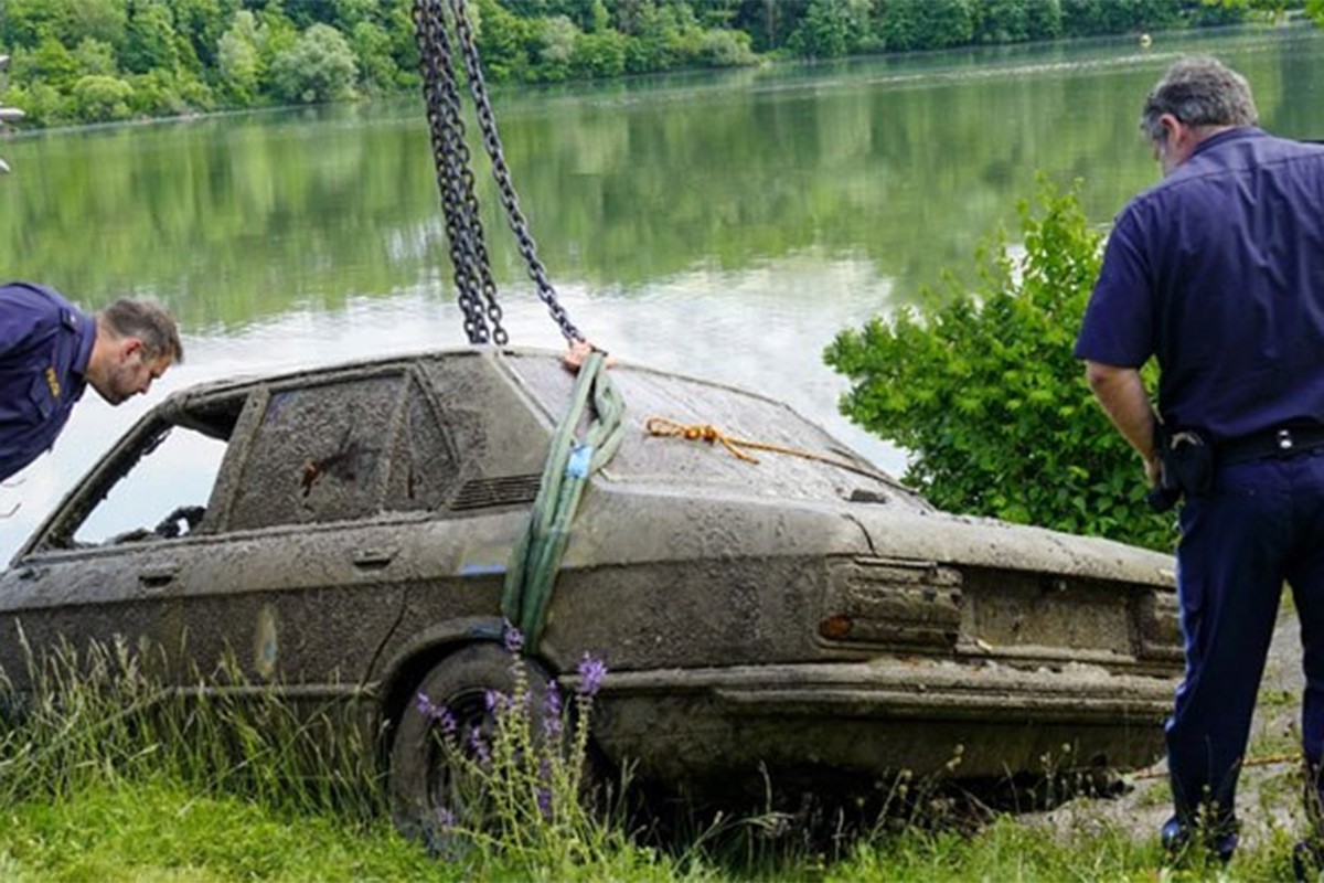 Prodaje se BMW koji je 35 godina bio u blatu na dnu rijeke (FOTO)