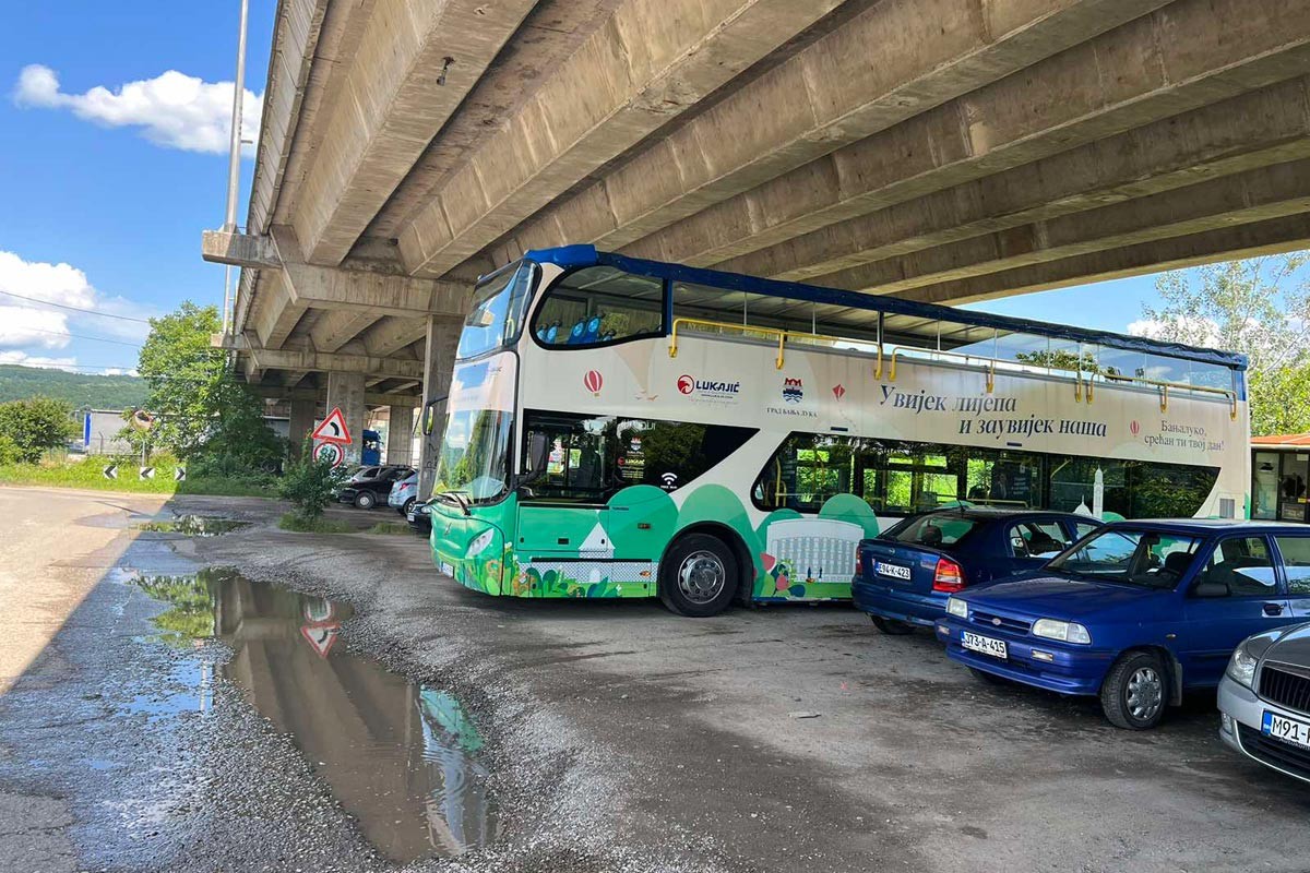 Panoramski bus u Banjaluci parkiran ispod nadvožnjaka