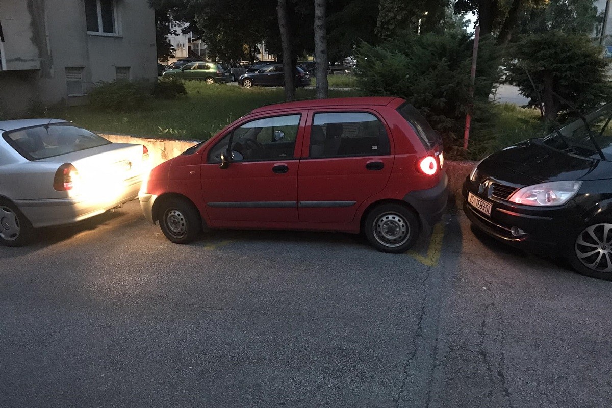 Revoltirana vozačica nudi 100 evra onome ko joj isparkira auto