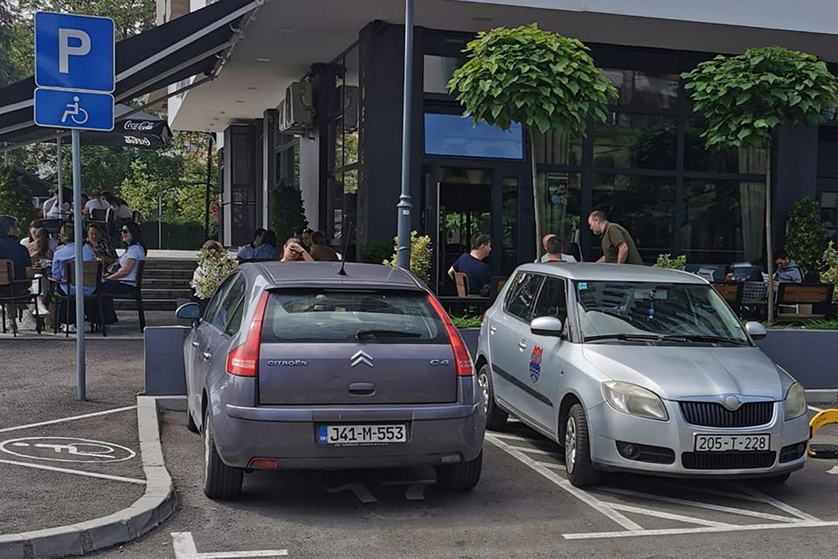 Radniku Gradske uprave Banjaluka kazna zbog nepropisnog parkiranja