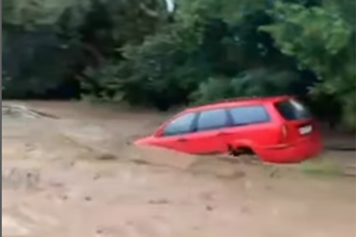 Borba s bujicama u Srbiji: Voda nosi sve pred sobom (FOTO/VIDEO)