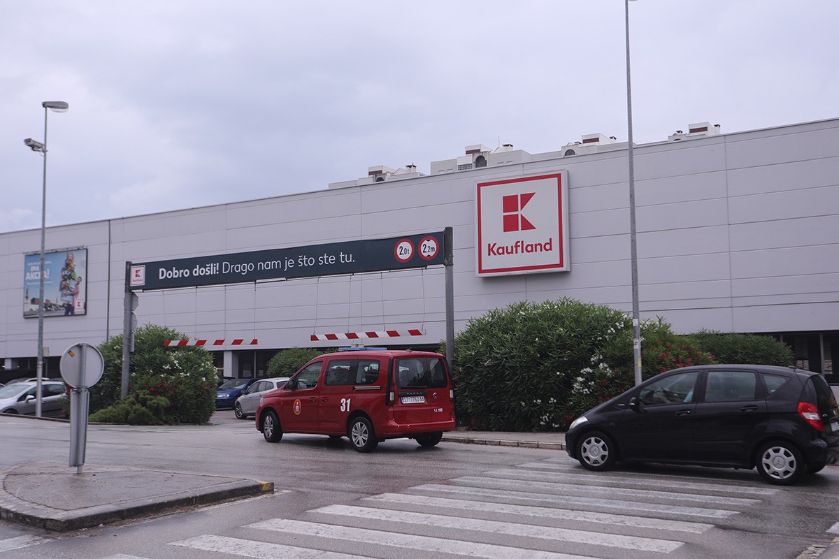 Tragedija u Kauflandu u Splitu, radnicu usmrtila presa za karton