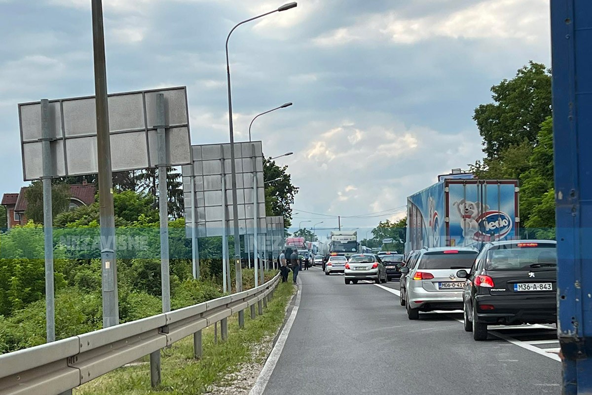 Ogromna gužva na prijedorskoj petlji, sudarili se kombi i kamion