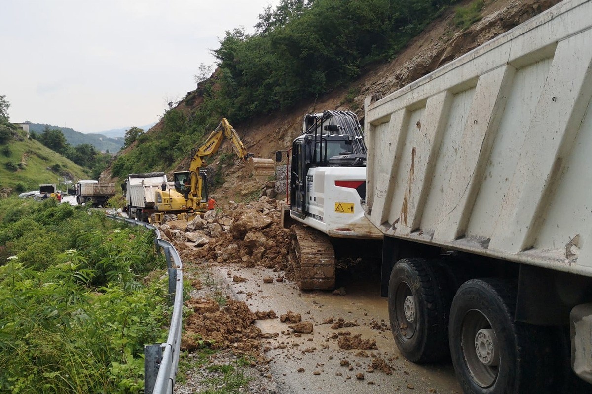 Klizište blokiralo put u Kaknju (FOTO)