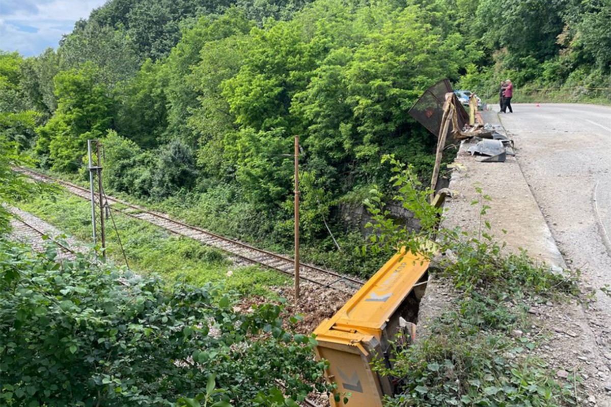 Oglasili se iz Željeznica RS nakon što je kamion sa nadvožnjaka pao na prugu