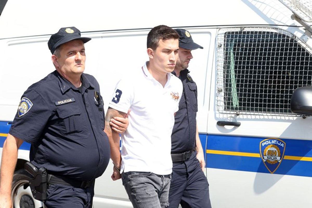 Mladić koji je mercedesom pokosio pješake, u lisicama doveden u sud