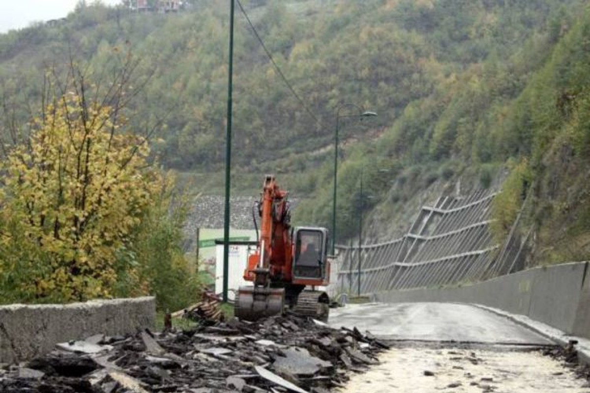 Obilne kiše izazvale klizišta, zatrpani lokalni putevi