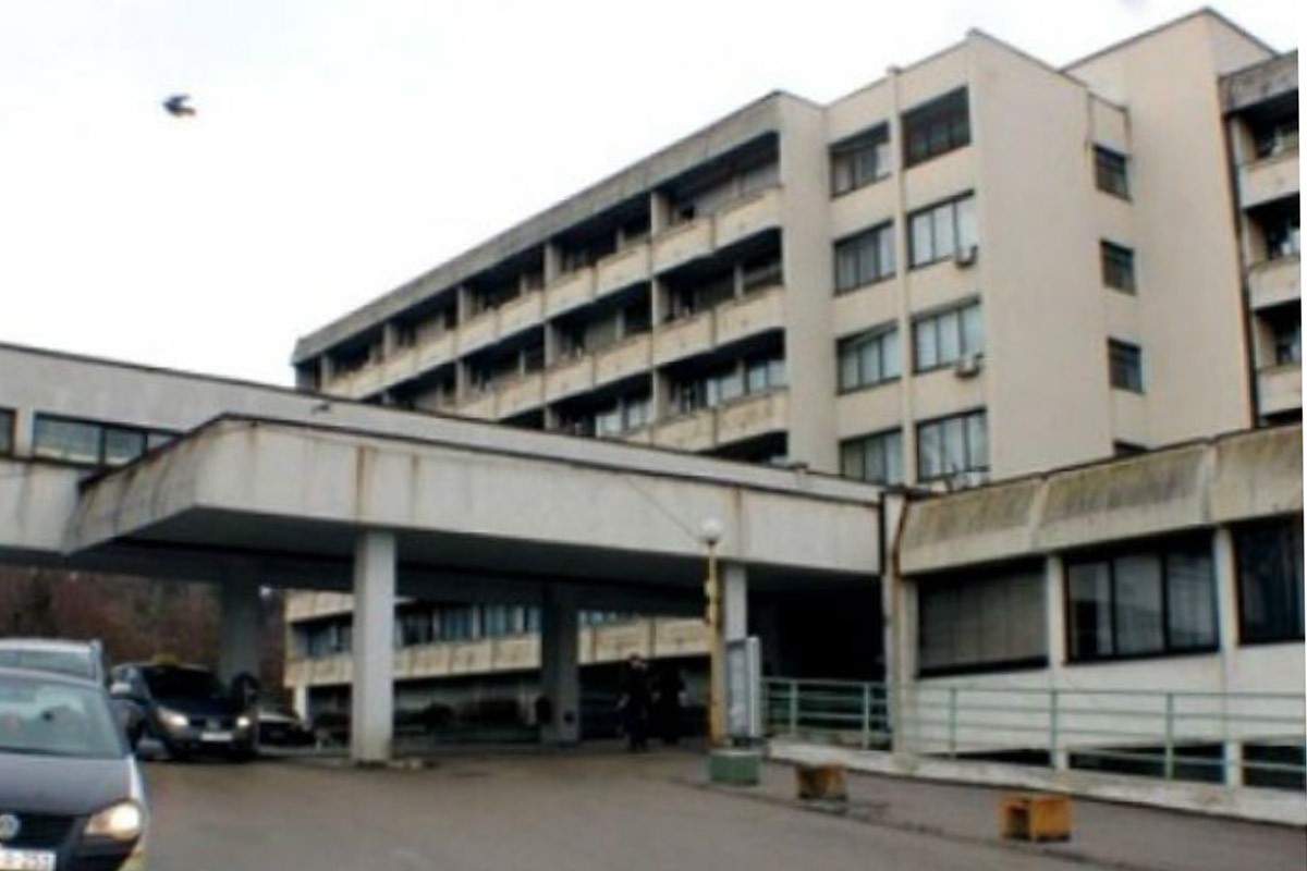 UKC Tuzla: Nastavnik kojeg je ranio maloljetnik trenutno stabilno