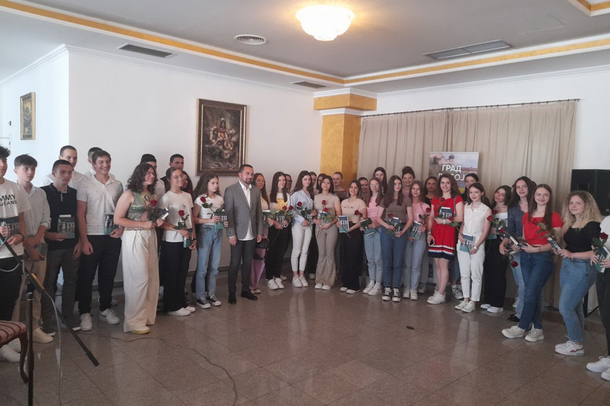 Nagrađeni ponosni vlasnici Vukove diplome: Znanje im niko ne može oduzeti