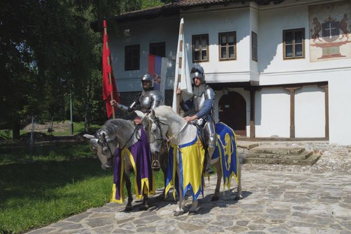 Vitezovi na konjima prodefilovali ulicama grada i obradovali prolaznike
