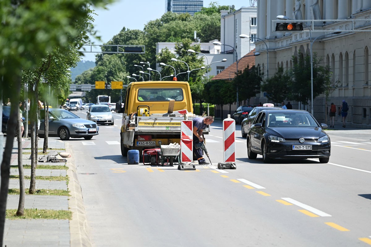 Propao asfalt oko šahtova u glavnoj banjalučkoj ulici, ekipe na terenu