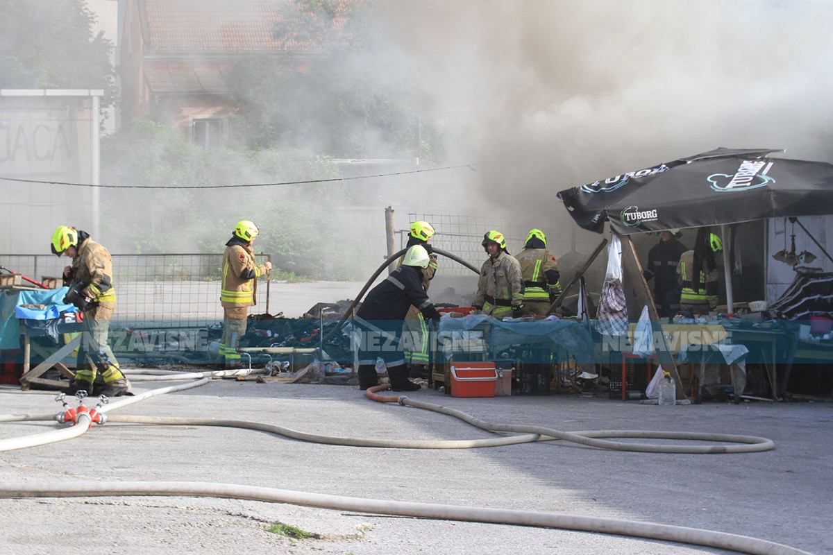 Požar na buvljaku lokalizovan, povrijeđen vatrogasac (FOTO)