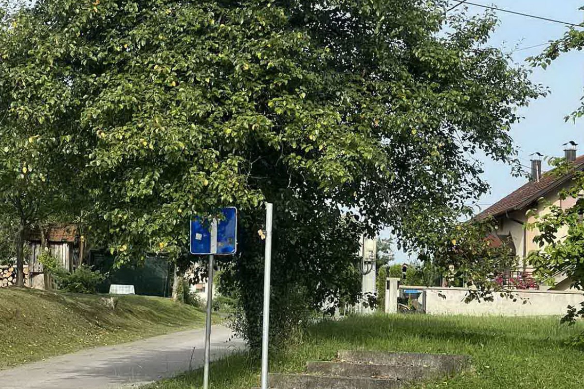 Od saobraćajnog znaka na banjalučkoj raskrsnici ostala samo šipka