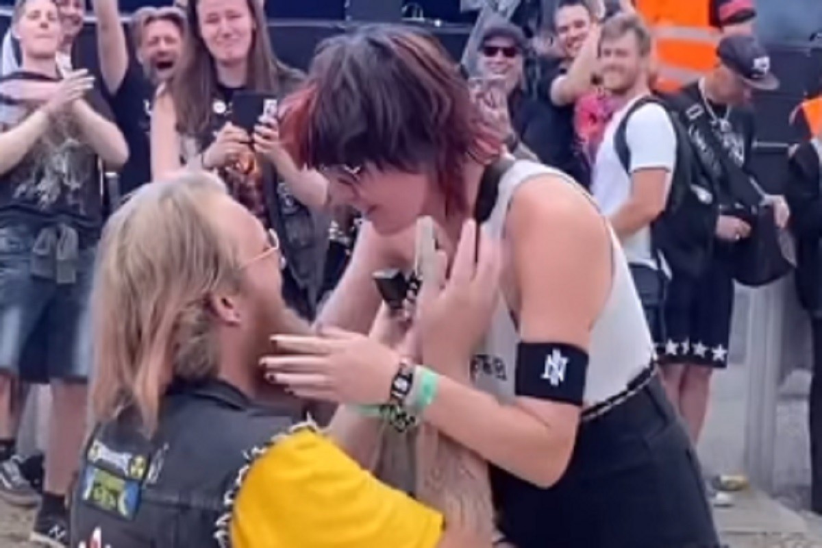 Zaručili se usred šutke na metal koncertu (VIDEO)