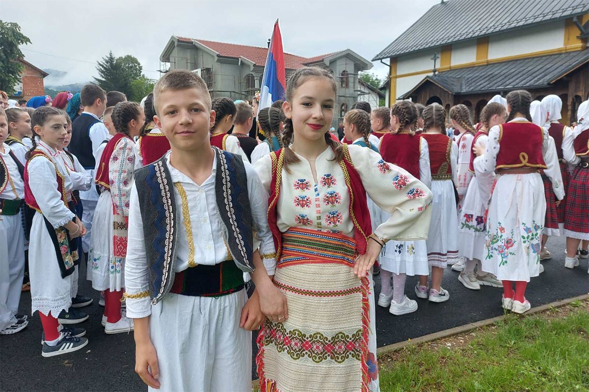 Vidovdanska smotra u Maslovarama okupila ljubitelje folklora iz svih krajeva Srpske (VIDEO)