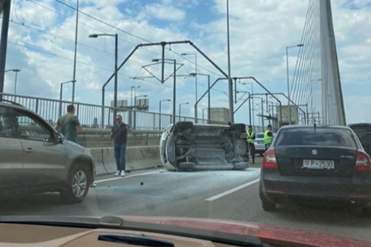 Prevrnuo se automobil na mostu u Beogradu (VIDEO)