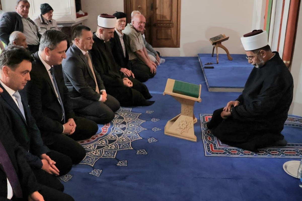Denis Bećirović na bajram-namazu u džamiji Ferhadija (FOTO)