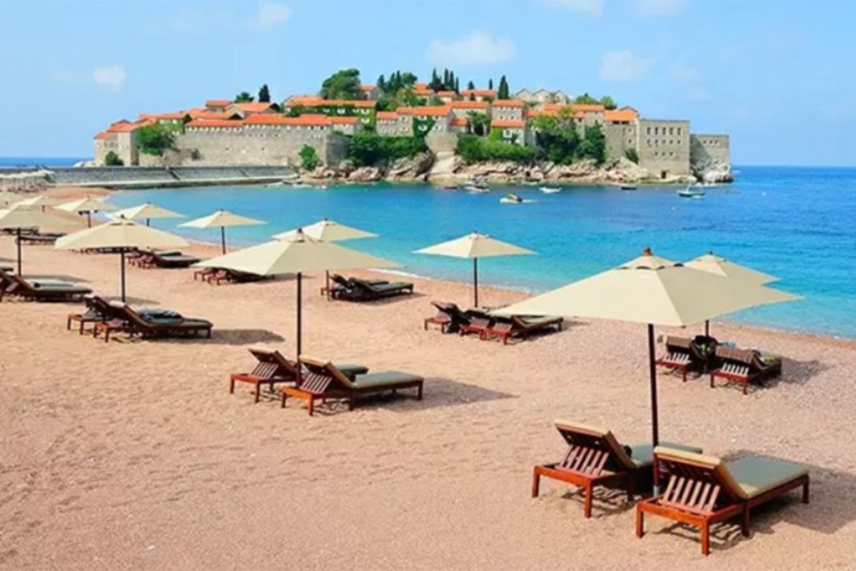 Ležaljke i suncobrani na crnogorskom primorju od 20 do 180 evra