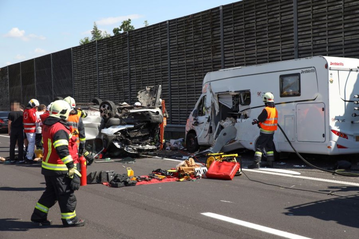 Minibus udario u kamper, jedna osoba stradala, među povrijeđenima državljani BiH