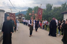 Služen parastos stradalim Srbima iz Podrinja, položeni vijenci i ...