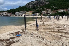 Fekalije završile na plaži u Dalmaciji (FOTO/VIDEO)