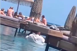 Snimak konobara u Grčkoj pokrenuo raspravu na mrežama (VIDEO)