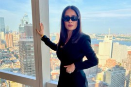 Salma Hajek u minijaturnom bikiniju omađijala pratioce (FOTO)