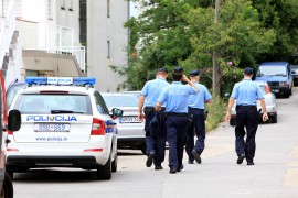 Sletjela autom na terasu hotela punu gostiju