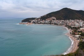 Došli na plažu, zapalili vatru i okrenuli jagnje (VIDEO)