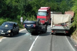 Nezgoda na izlazu iz Banjaluke, vozilo završilo na krovu (FOTO)