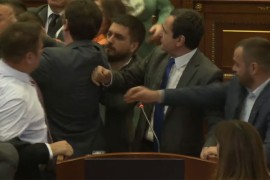 Tuča poslanika u parlamentu samoproglašenog Kosova, Kurti poliven ...