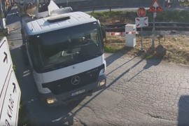 Nesavjesni vozači u Banjaluci voze preko pruge iako je rampa spuštena ...