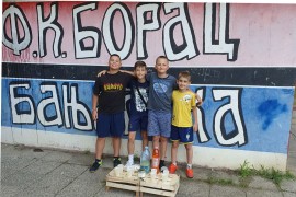 Mala družina prodaje limunade, dio novca ide u humanitarne svrhe