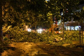 Snažno nevrijeme pogodilo Srbiju: Krovovi letjeli, oboreni semafori i ...
