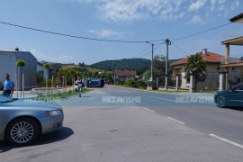 Autom izvalio stacionarni radar, pa se prevrnuo na krov (FOTO)